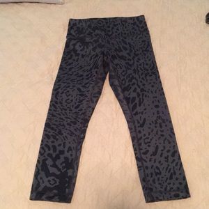 Lululemon wunder under crop sz 4 animal print